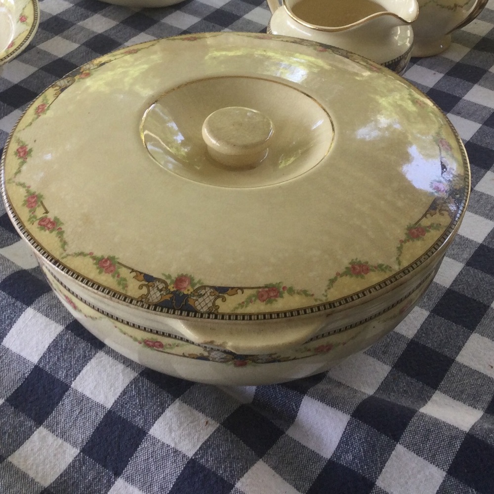 Universal Cambridge Floral Pattern 2 quart refrigerator bowl with lid.